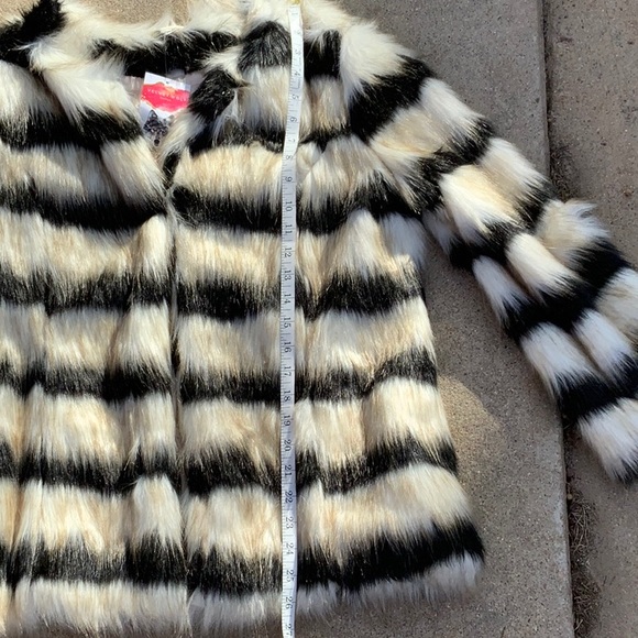 CARMIN STRIPED FAUX FUR JACKET, SIZE MEDIUM - Picture 8 of 11